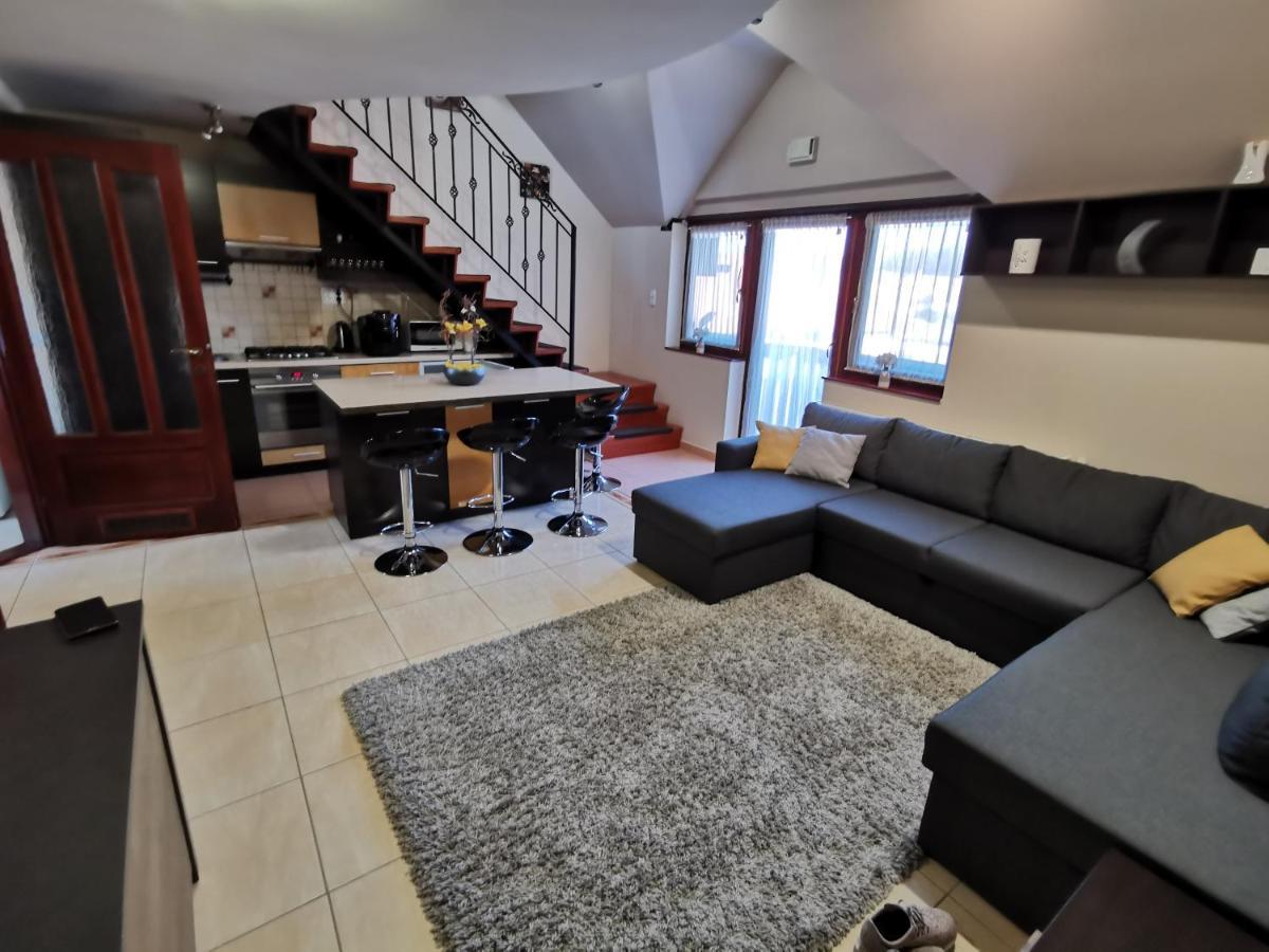 Galery Apartman Гюла Екстериор снимка