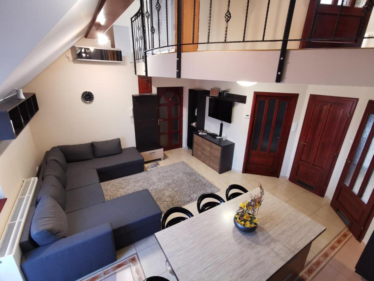 Galery Apartman Гюла Екстериор снимка